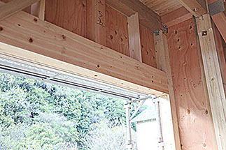 家を支える柱と梁