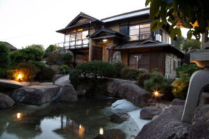 岩上に立つ古民家1