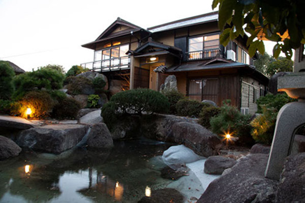 岩上に立つ古民家1