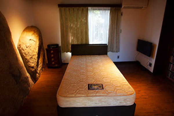 岩上に立つ古民家3