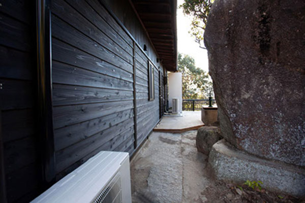 岩上に立つ古民家4