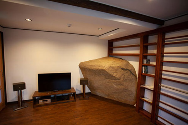 岩上に立つ古民家5