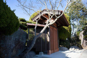 岩上に立つ古民家6