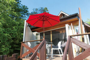 森の中の風と光を感じるカフェテラス1