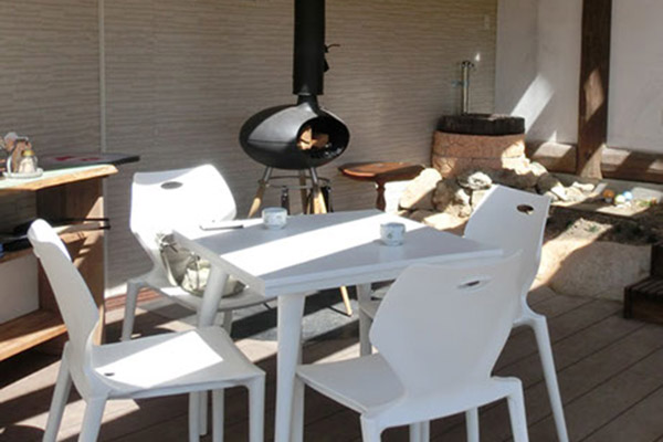 森の中の風と光を感じるカフェテラス3