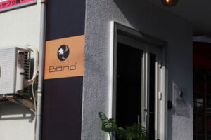 神社の下にある集いの美容2