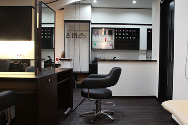 神社の下にある集いの美容4