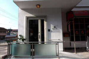 神社の下にある集いの美容5